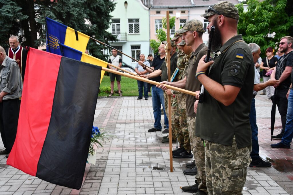 Люди з прапорами на вулиці