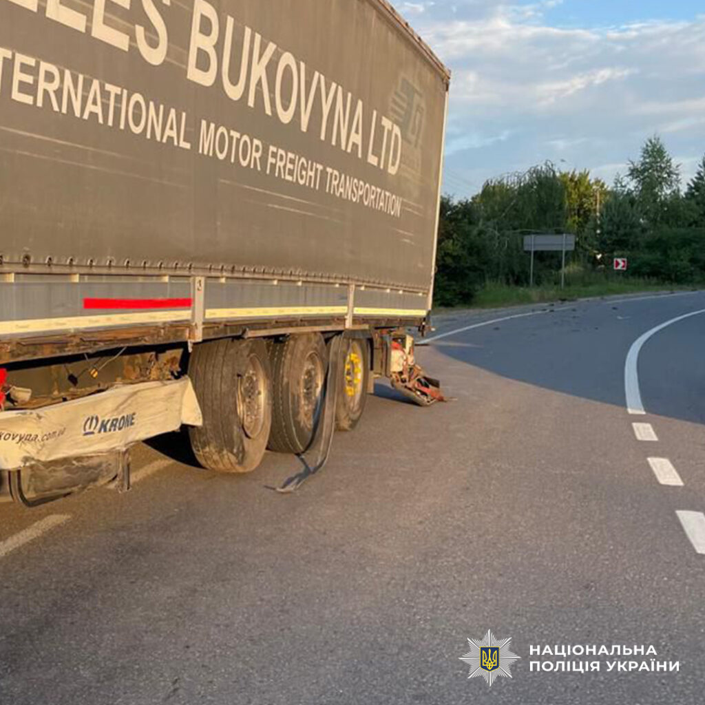 Причіп вантажівки на дорозі, аварія.
