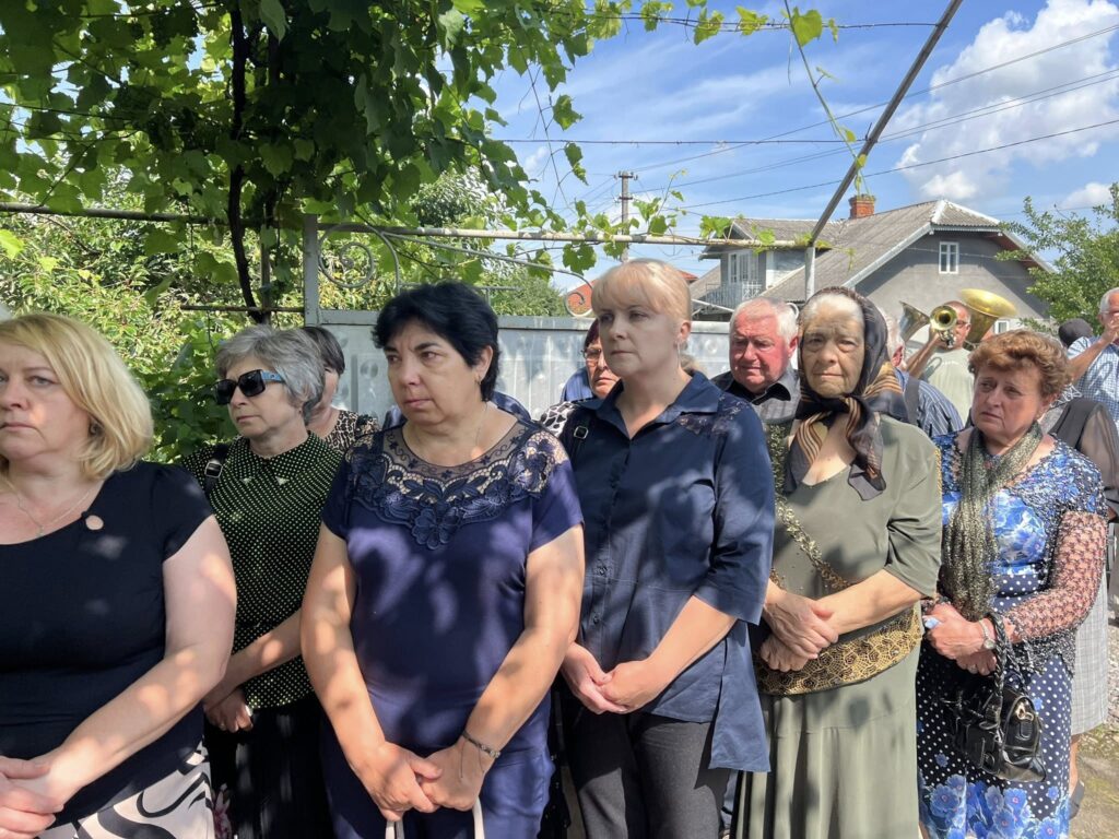 Група людей на вулиці під деревом