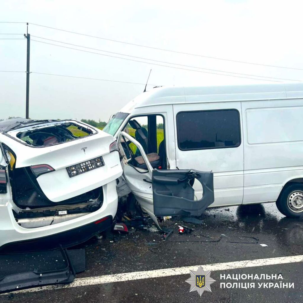 ДТП: зіткнення легкового автомобіля і мікроавтобуса.