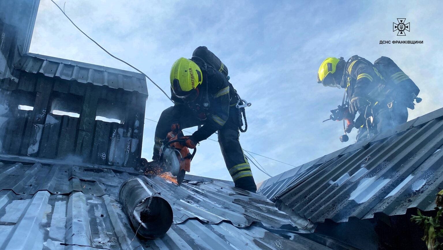 Рятувальники ліквідували пожежу в центрі Івано-Франківська. ФОТО