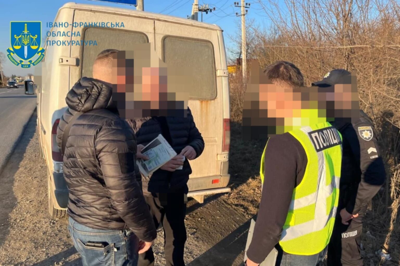 Поліцейська перевірка документів біля автомобіля