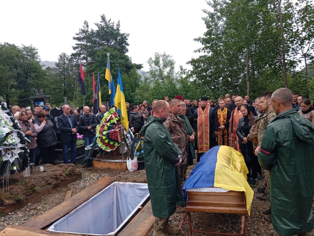 Похоронна церемонія з українським прапором