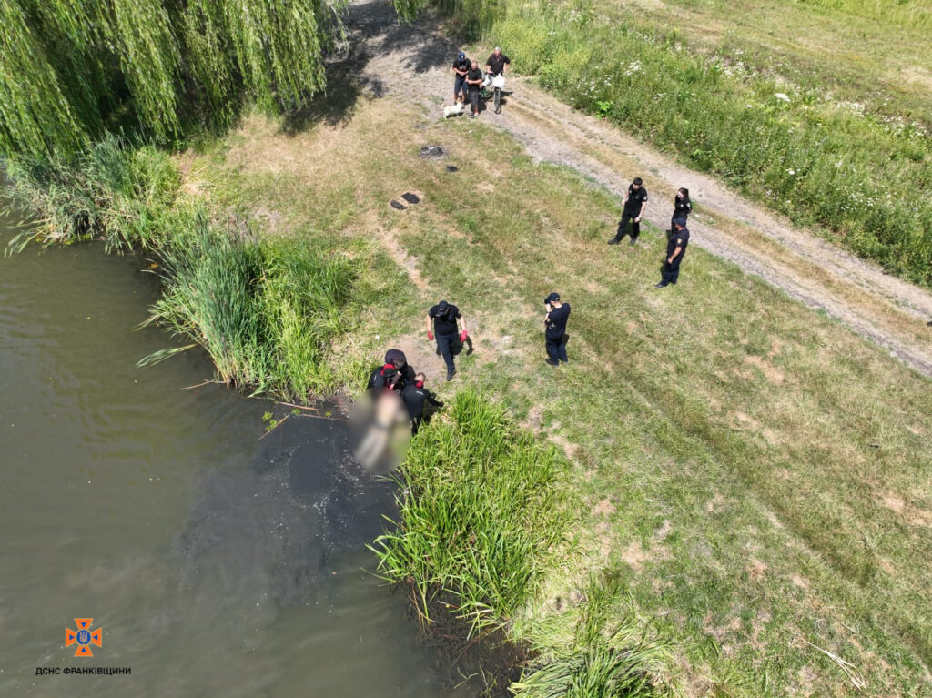 Рятувальники витягують з водойми тіло зниклого