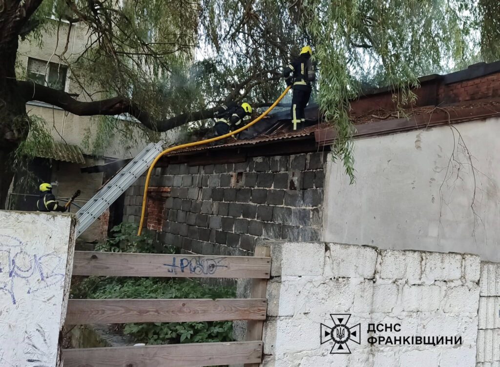 Пожежники працюють на даху, гасять пожежу.