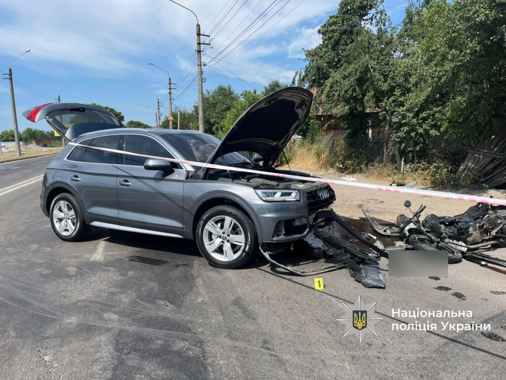 ДТП: аварія автомобіля з мотоциклом на дорозі