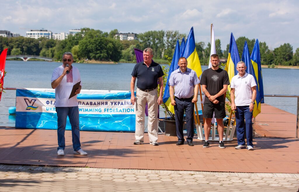 Захід Федерації плавання України біля озера