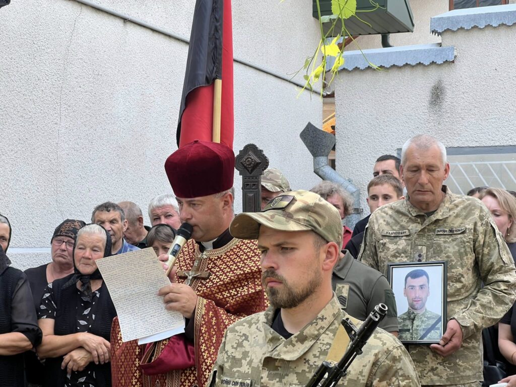 Церемонія прощання з військовим у формі.