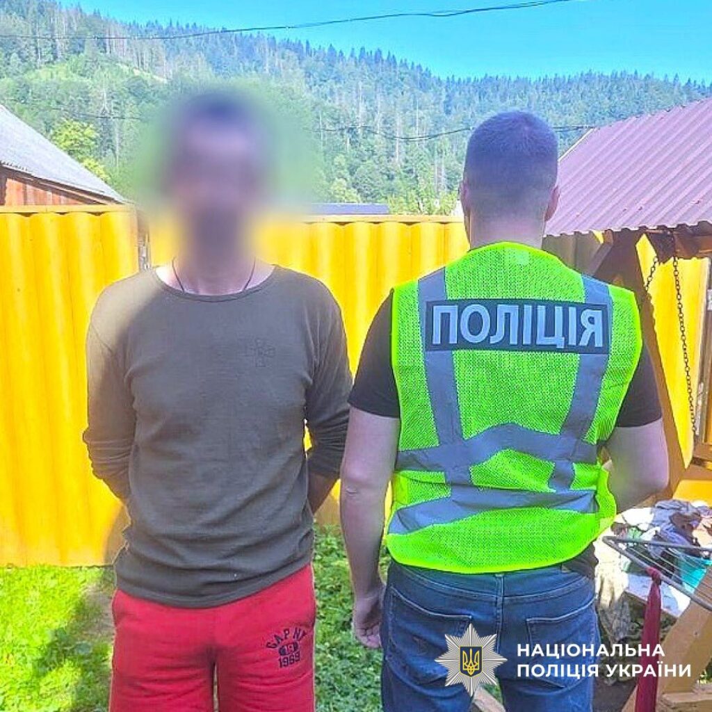 Поліцейський зупинив громадянина в гірській місцевості.