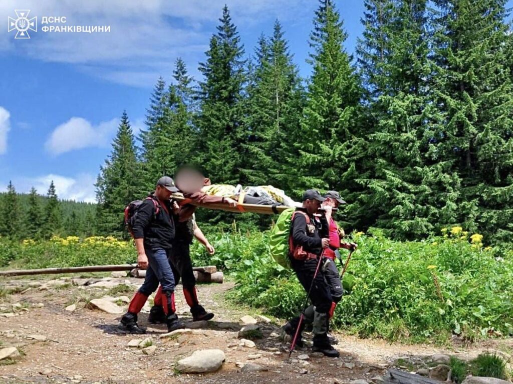 Рятувальники знесли травмованого туриста з Говерли
