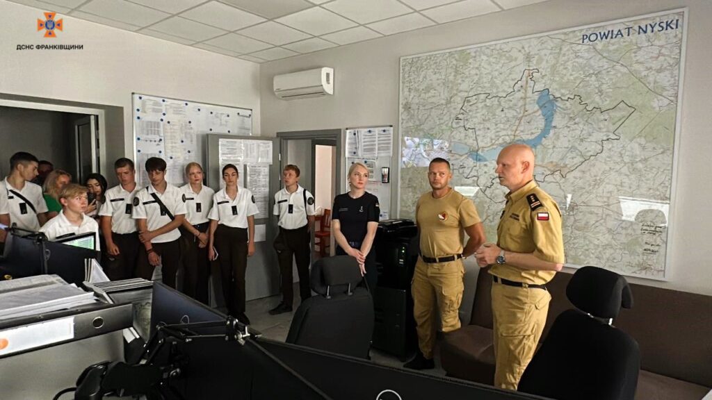 Навчання поліцейських у кімнаті зі стінами мапами.