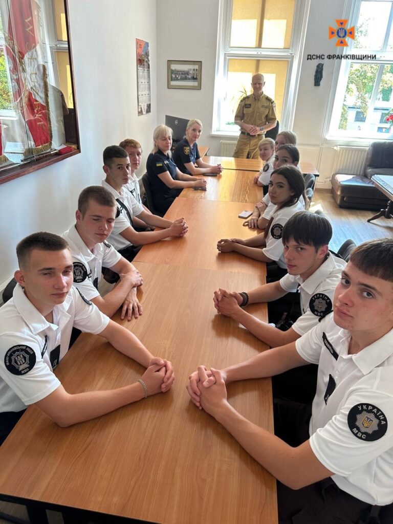 Зустріч курсантів з працівниками служби порятунку