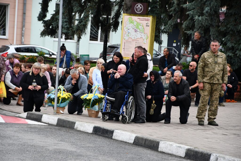 Люди вшановують пам'ять загиблого героя на вулиці