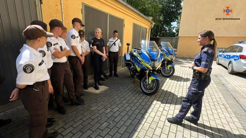 Інструктаж молодих офіцерів поліції біля мотоциклів