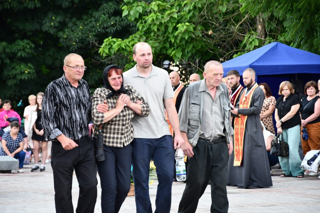 Люди на вулиці під час церемонії прощання.