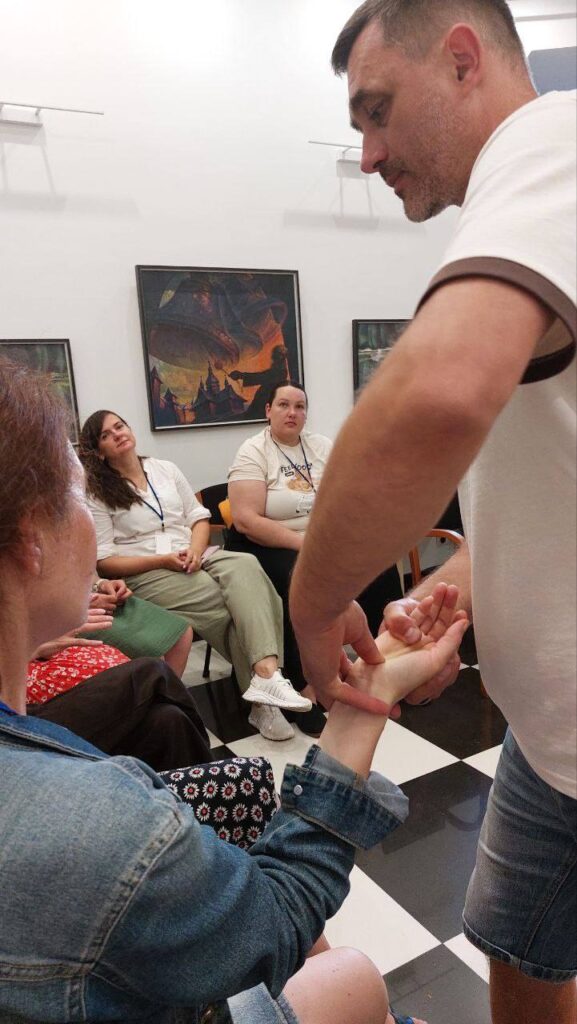 Навчання масажу рук у груповому занятті.