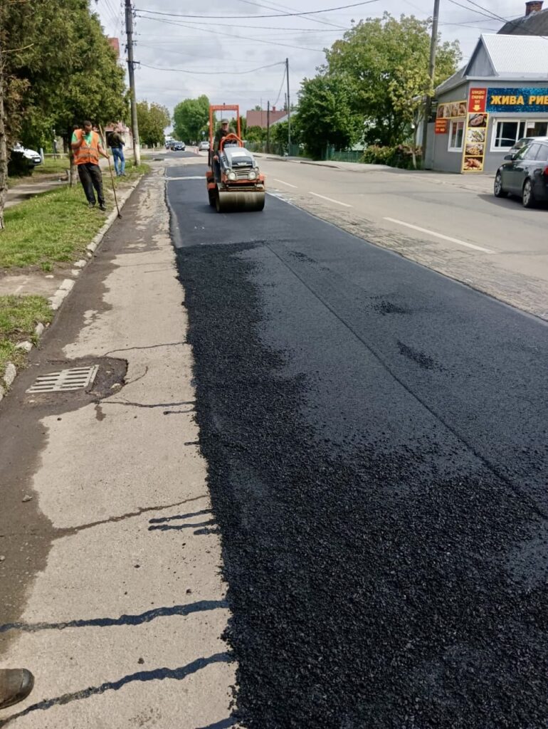Дорожні роботи, укладання асфальту на вулиці міста.