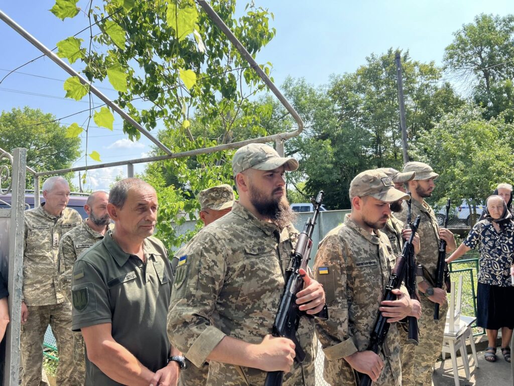 Військові на вулиці під час служби пам'яті.