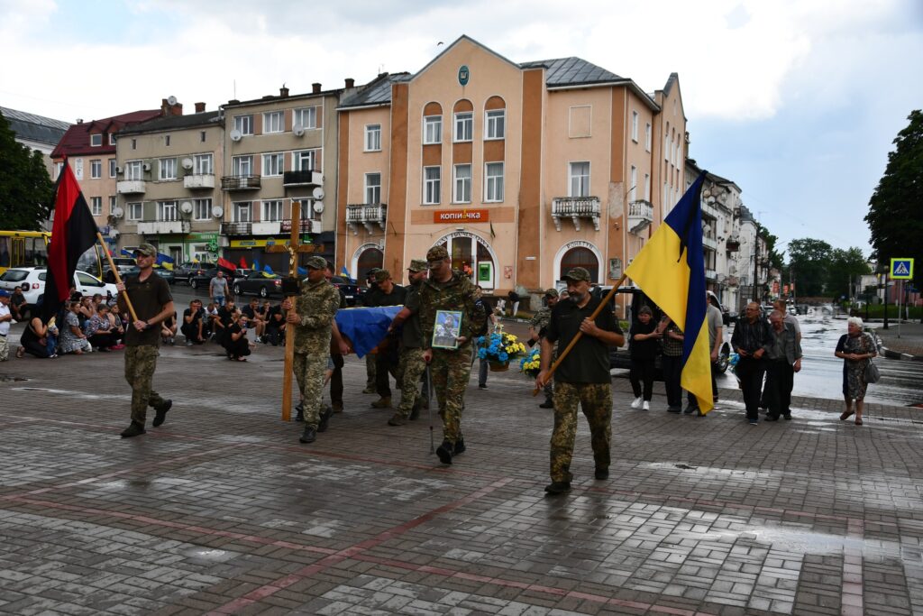 Військові з прапорами на центральній площі міста