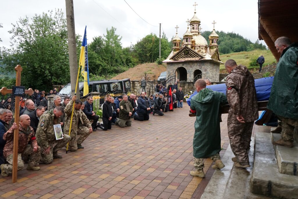 Прощання з військовим, на колінах перед церквою