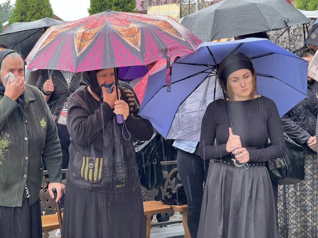 Люди під парасолями під дощем