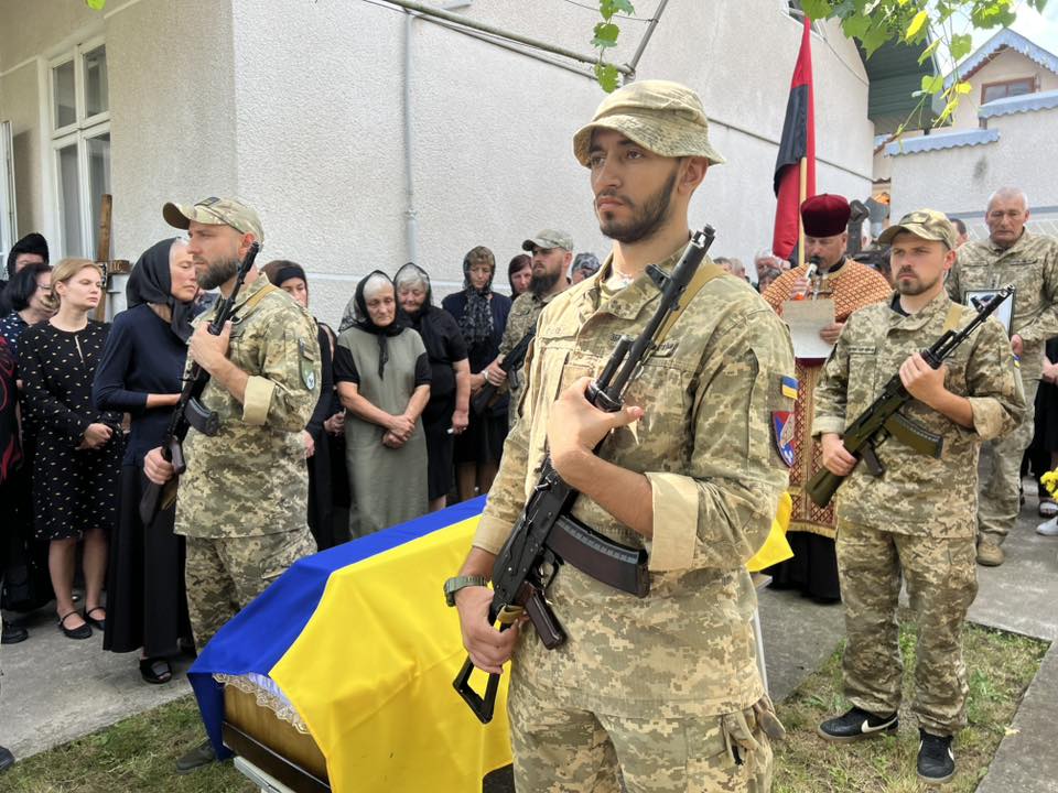 Військовий церемоніал з прапором України, похоронна процесія.
