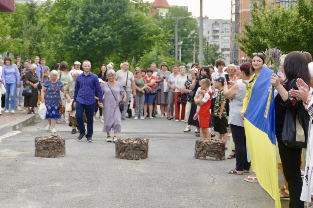 Люди з прапором України на вулиці