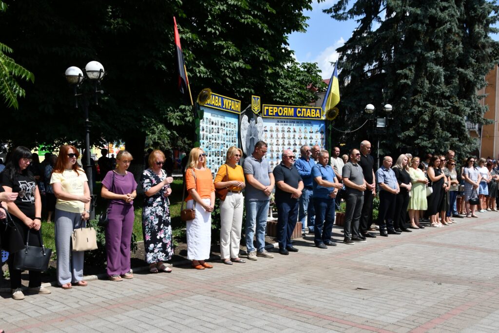 Люди на церемонії біля меморіалу Слава України