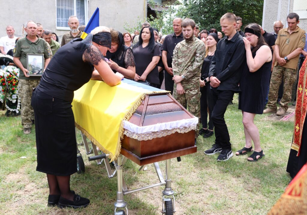 Церемонія прощання з українським солдатом на похороні.