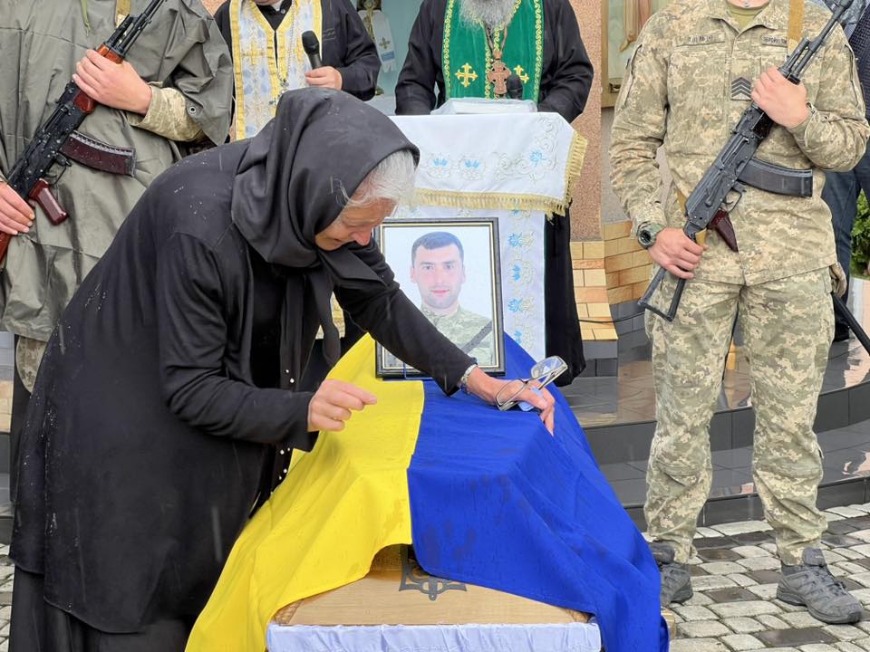 Похорон військовослужбовця з українським прапором та фото