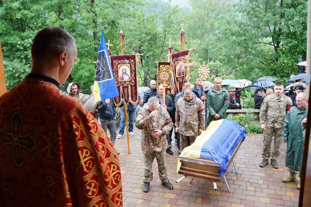 Церемонія прощання з покійним у військовій формі.