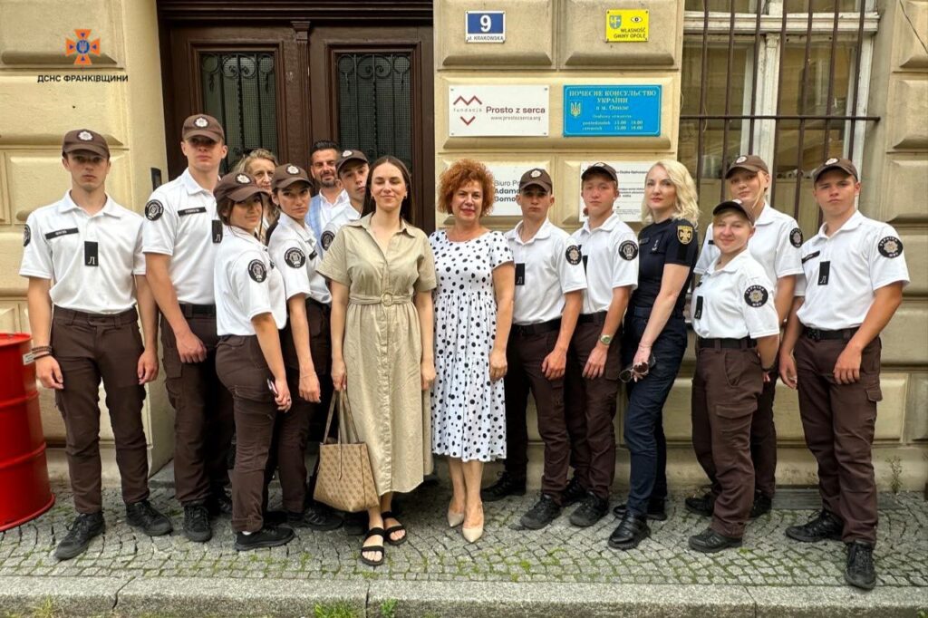 Група людей у формі перед будівлею в Україні.