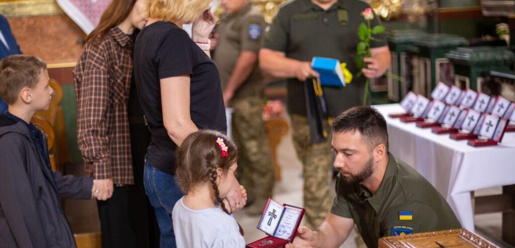В Івано-Франківську вручили посмертні ордени «Хрест Героя» рідним бійців 155 ОМБр. ФОТО