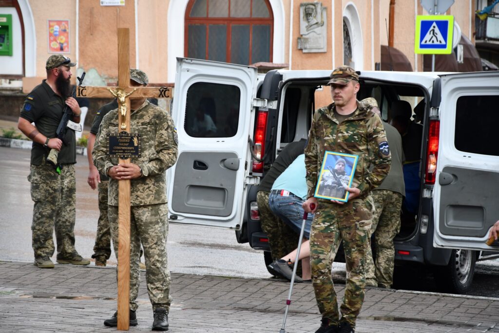Військові біля машини з відкритими дверима