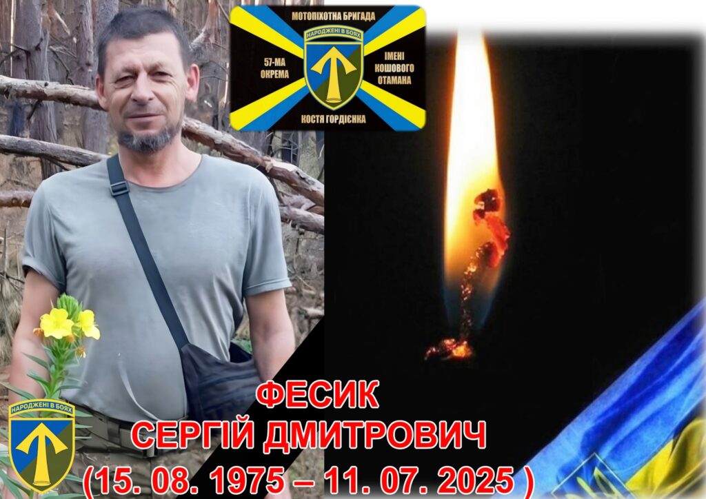 Чоловік тримає квітку поруч із свічкою пам'яті.