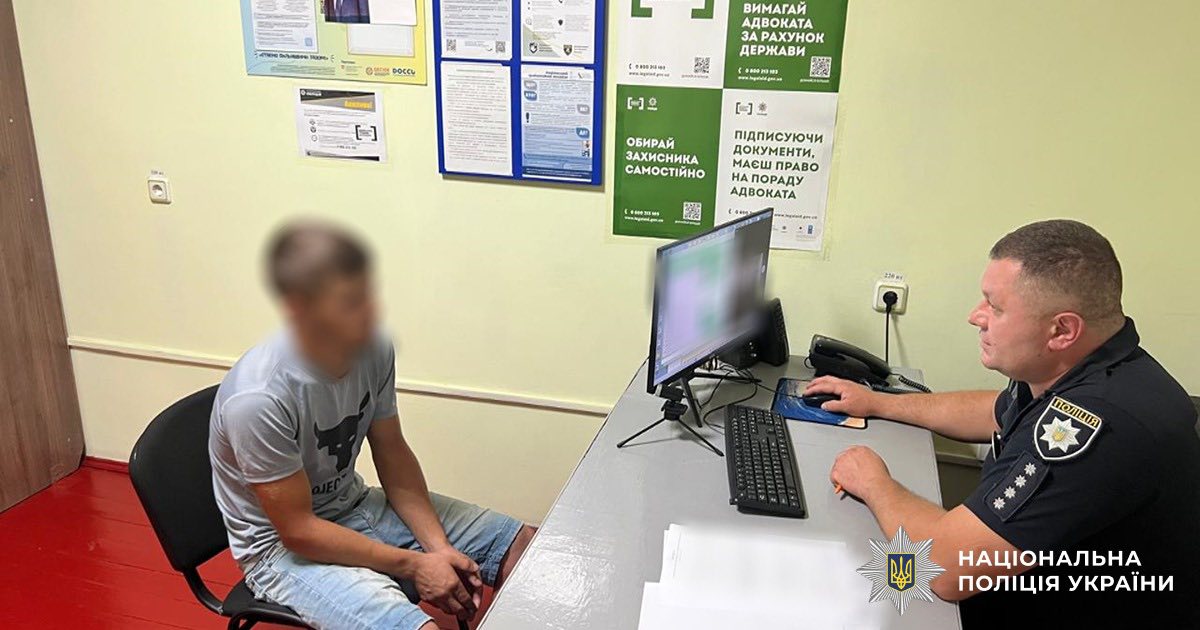 Поліцейський розмовляє з чоловіком в кабінеті
