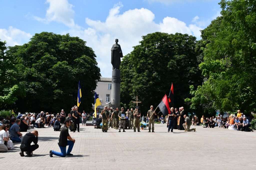 Люди на площі, прапори України і УПА.
