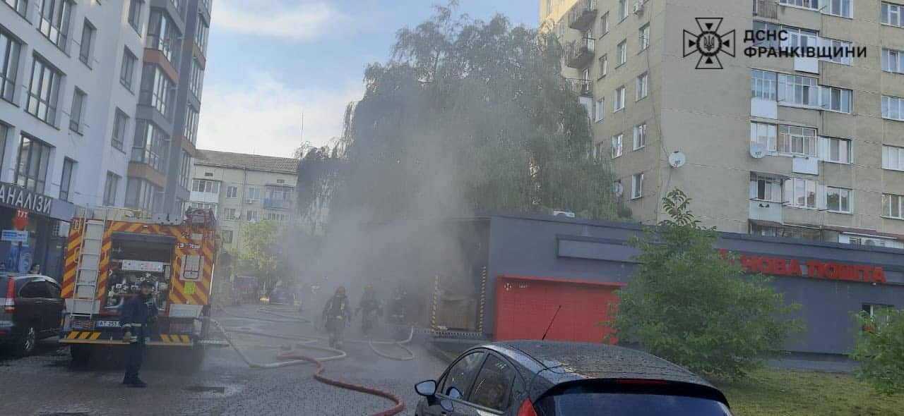 Пожежна машина та дим біля будинків