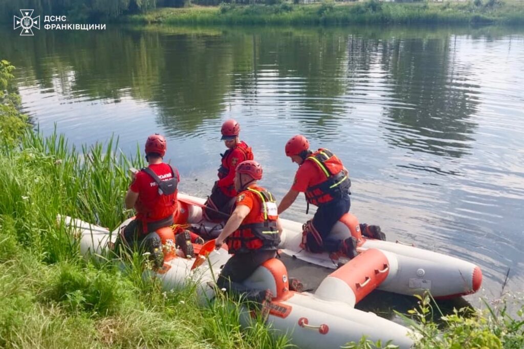 Рятувальники на човні біля річки в Україні
