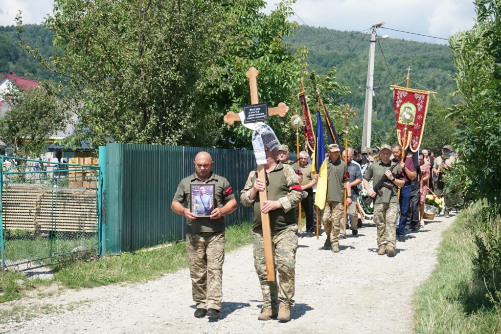Процесія на вшанування загиблого військового героя України.