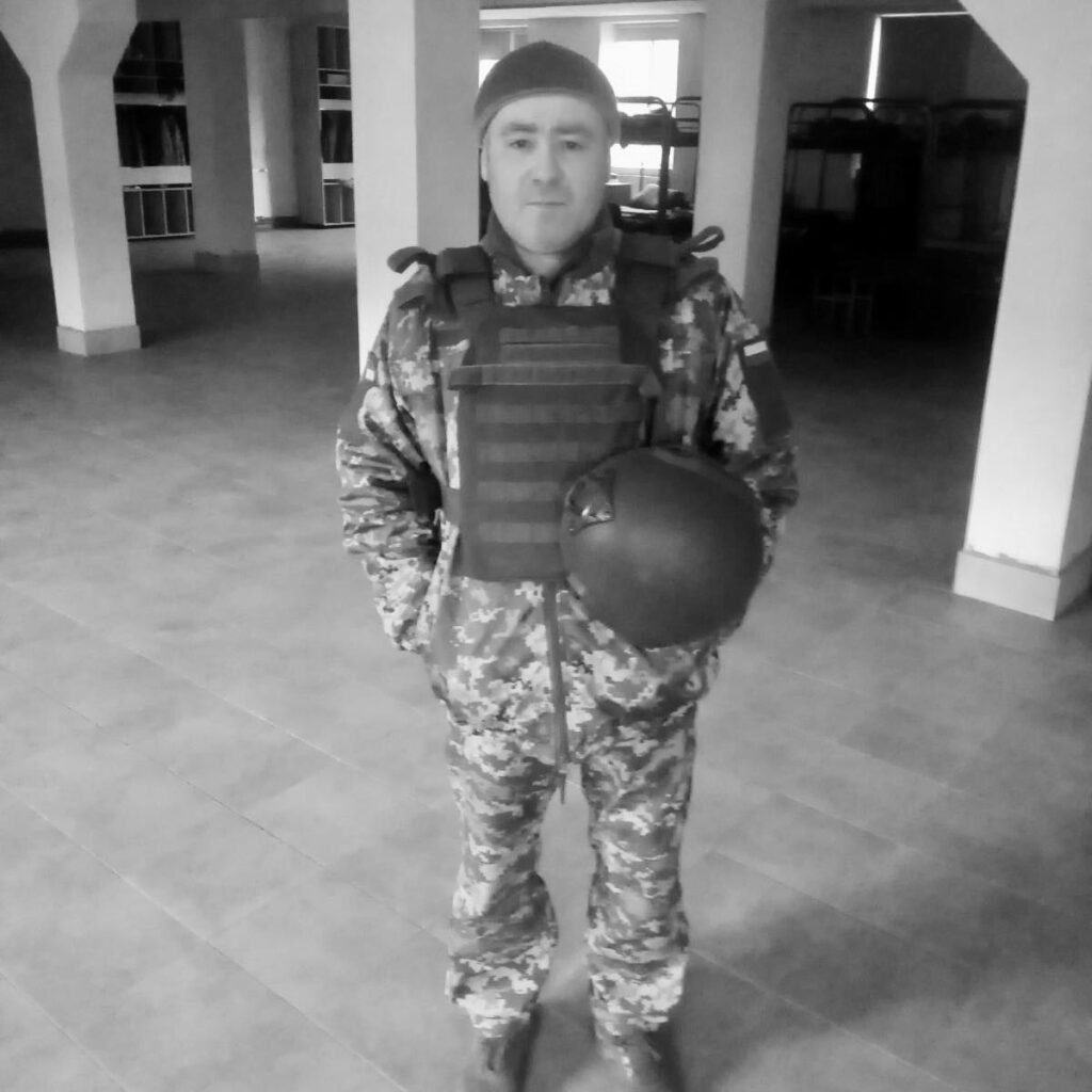 Чоловік у військовій формі та бронежилеті