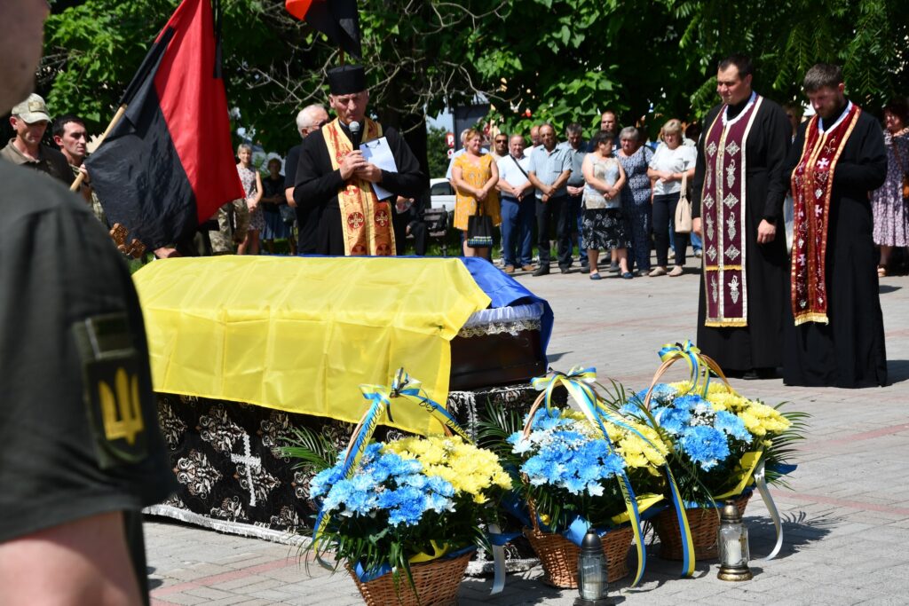 Церемонія прощання з військовим полеглим в Україні.