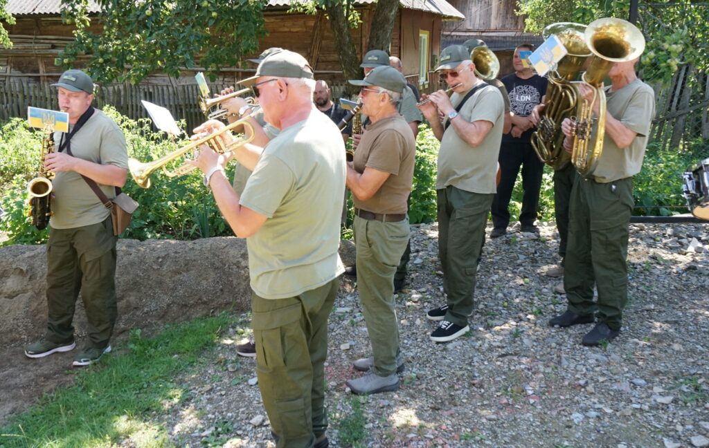 Оркестр грає на відкритому повітрі у селі