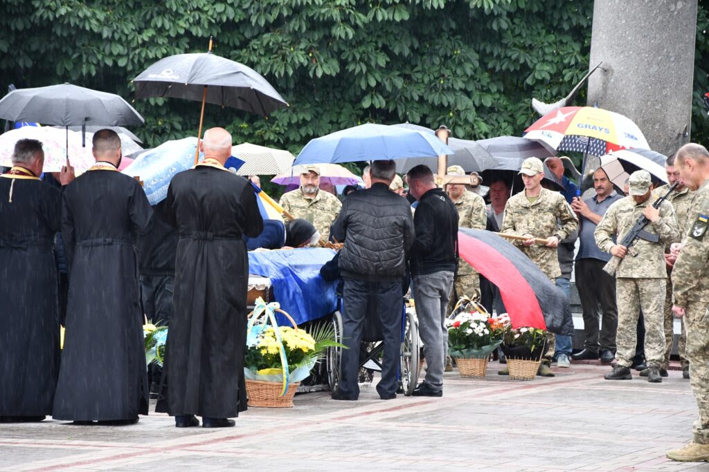 Церемонія поховання в дощовий день
