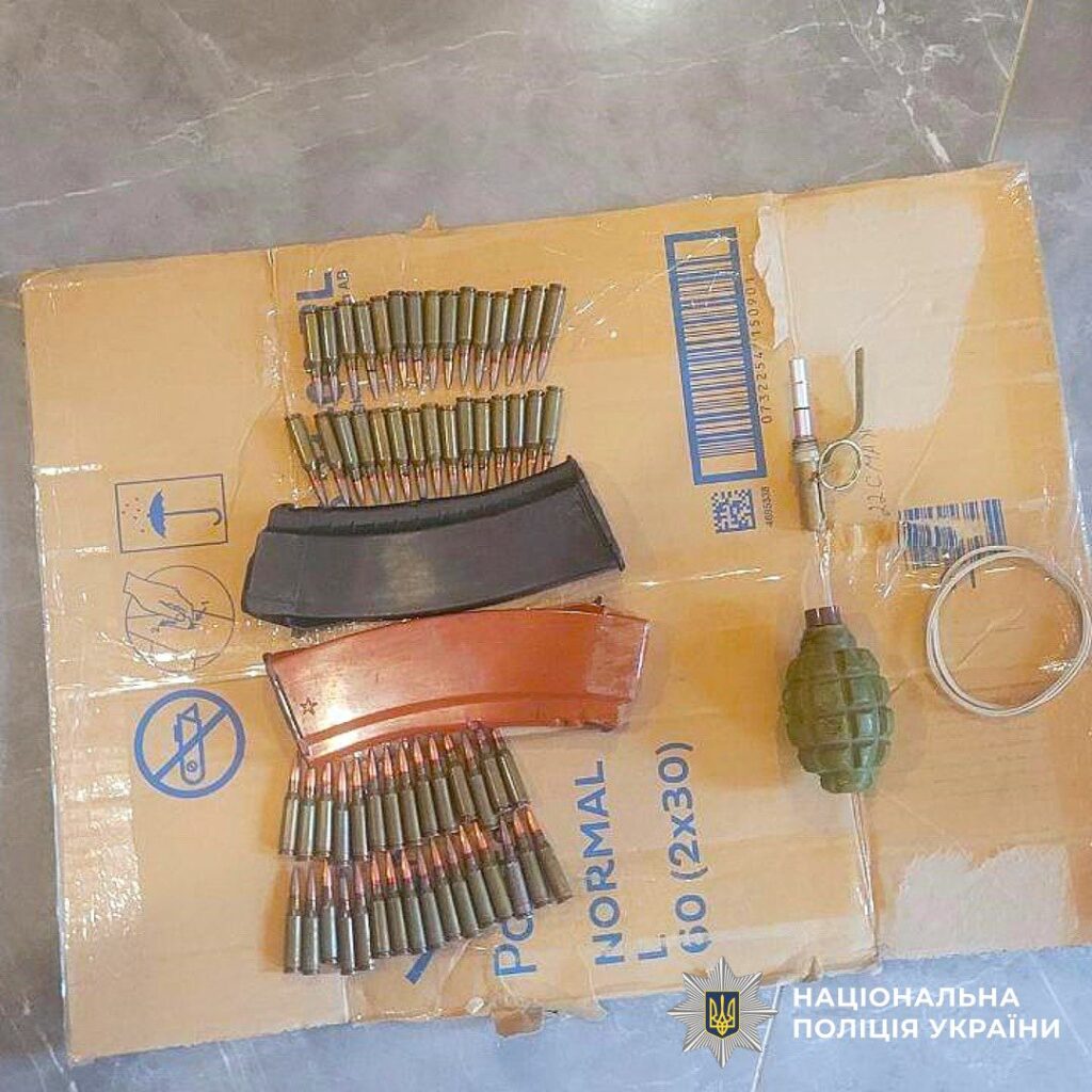 Патрони, магазини, граната на картоні, поліція України.