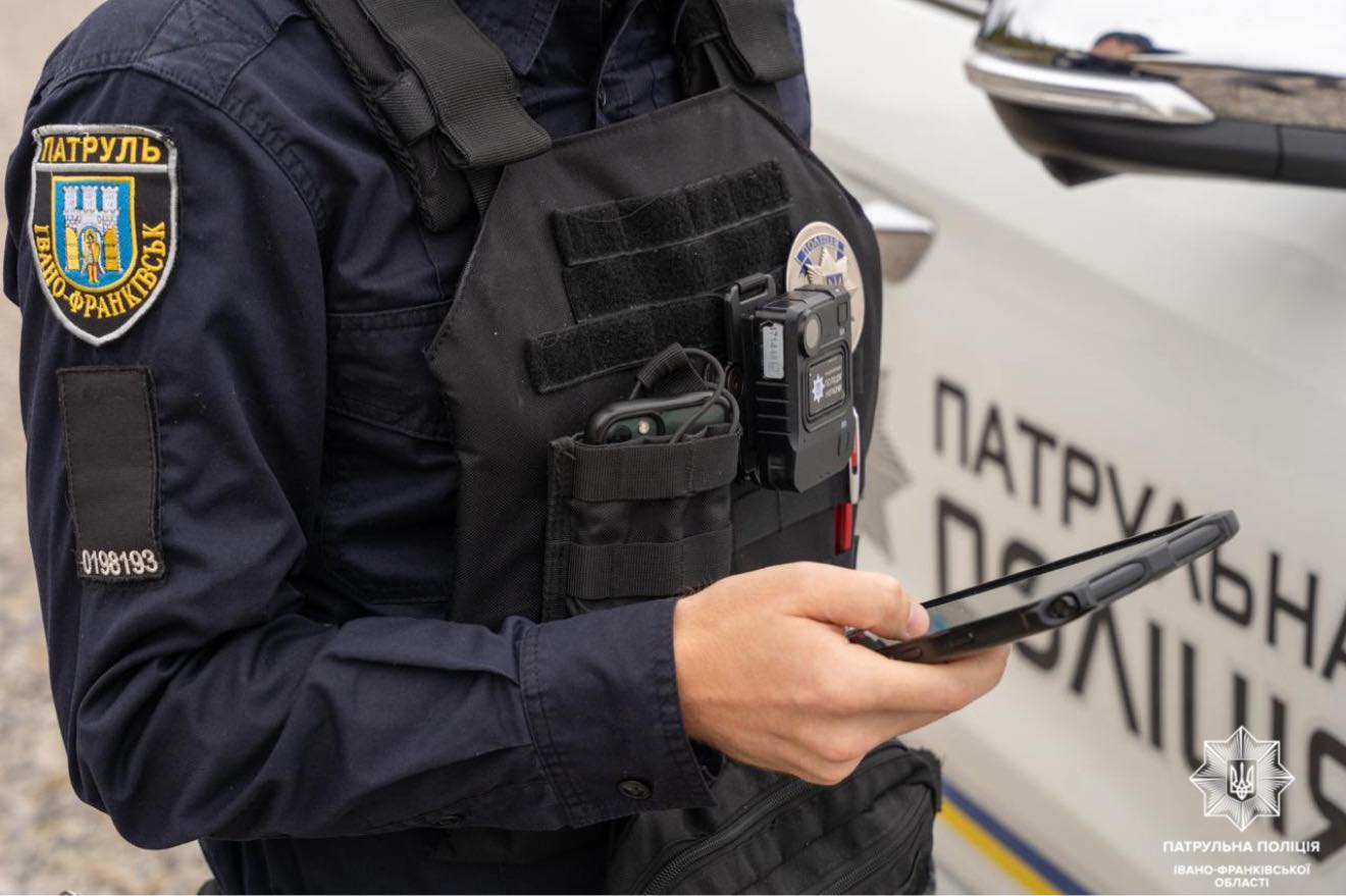 Франківські поліцейські знайшли у чоловіка пістолет під час виклику про домашнє насильство