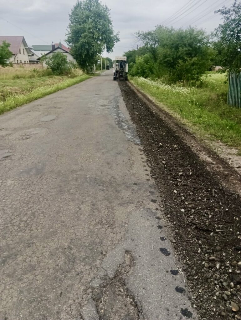 Ремонт дороги, грейдер працює вздовж узбіччя.