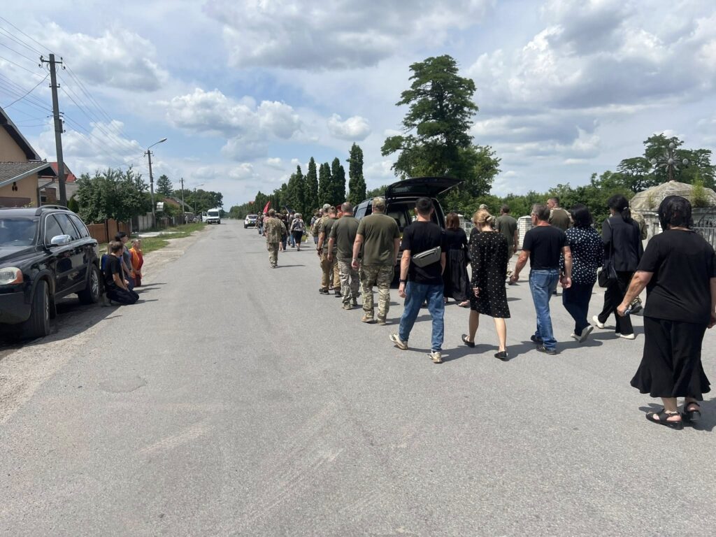 Прощальна процесія на вулиці з людьми в чорному