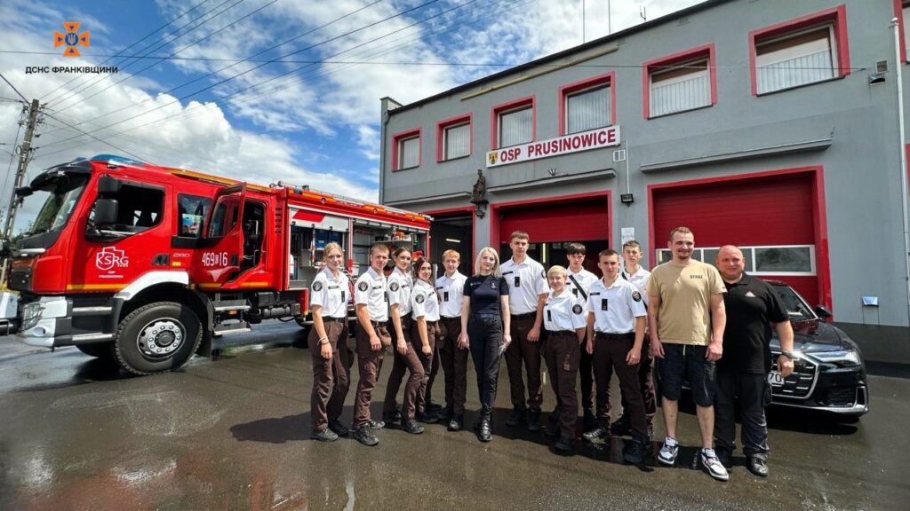 Пожежна частина та команда перед червоним автомобілем