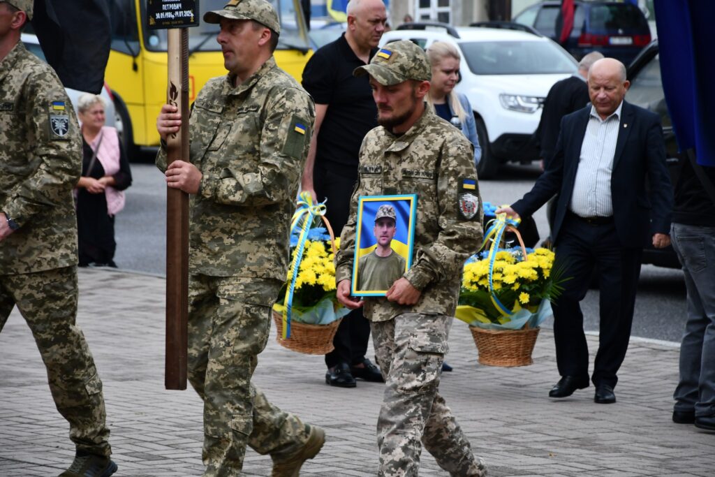 Військові на вшануванні пам'яті з портретом.